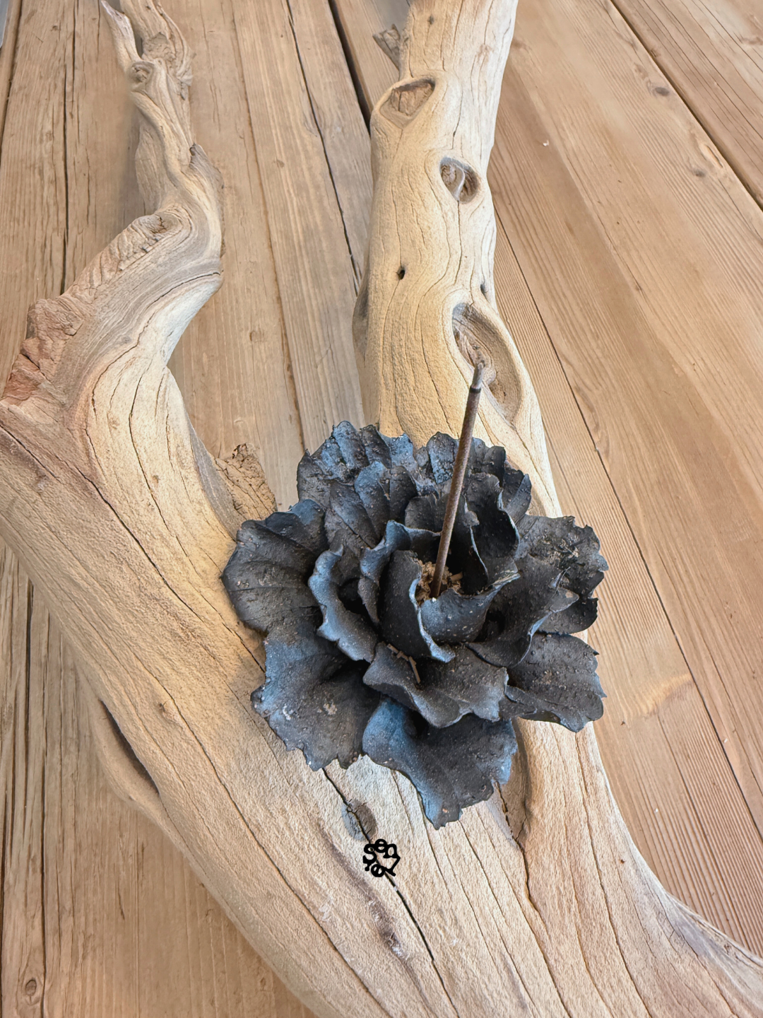 Noir Petal Incense Holder — L